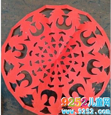 公雞窗花簡(jiǎn)單手工<a href=http://inspiredelm.com/jianzhi/ target=_blank class=infotextkey>剪紙</a>教程