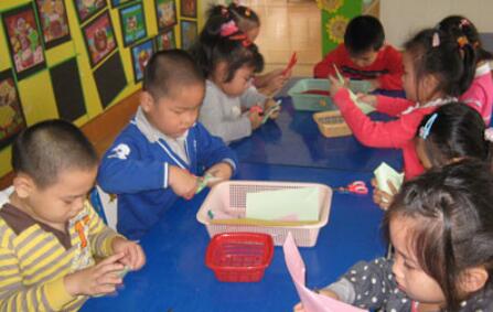 幼兒園中班數(shù)學(xué)<a href=http://inspiredelm.com/jiaoan/ target=_blank class=infotextkey>教案</a>《半圓形》