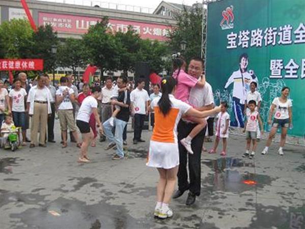 幼兒園親子互動(dòng)游戲方案—袋鼠媽媽的玩法